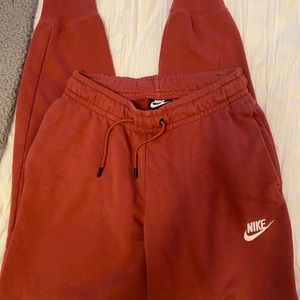 Women’s maroon/pink sweats